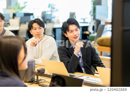 モニターを使って打合せをする男女 120402889