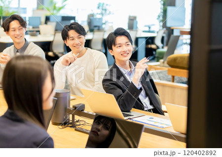 モニターを使って打合せをする男女 120402892