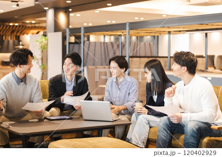 デザイナーズオフィスで働く人々 デザイナーズオフィスで働く人々 120402929