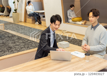 デザイナーズオフィスで働く人々 デザイナーズオフィスで働く人々 120403027