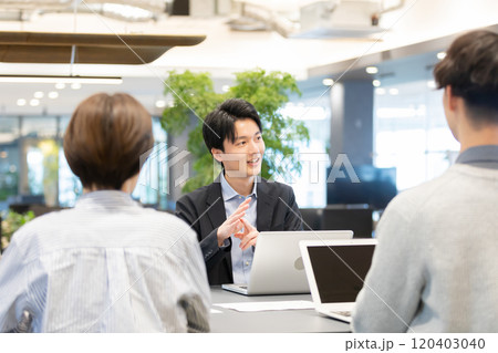 デザイナーズオフィスで働く人々　立ちミーティング 120403040