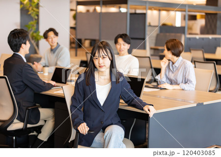 オシャレなデザイナーズオフィスで働く人々 120403085