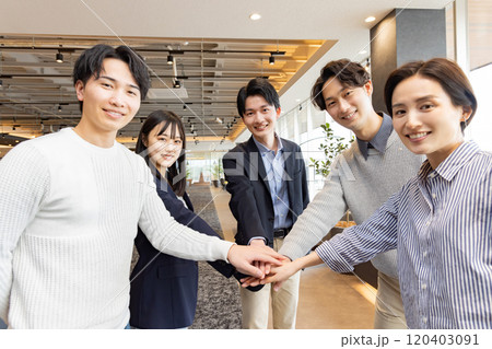 オシャレなデザイナーズオフィスで働く人々　円陣   気合い　エイエイオー 120403091