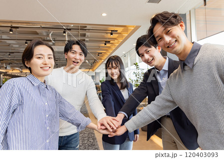 オシャレなデザイナーズオフィスで働く人々 円陣 気合い エイエイオー オシャレなデザイナーズオフィスで働く人々 円陣 気合い エイエイオー 120403093