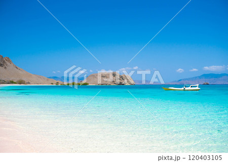 インドネシア・コモド国立公園の絶景　ピンクビーチの景観 120403105