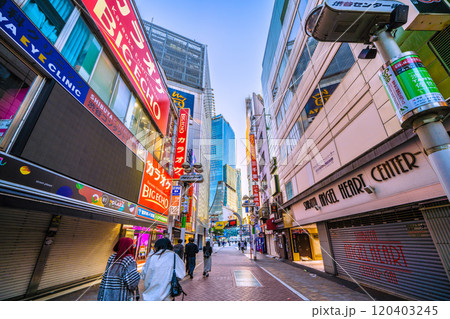 日本の東京都市景観 早朝の渋谷センター街から渋谷スクランブル交差点などを望む＝9日、6時30分過ぎ 120403245