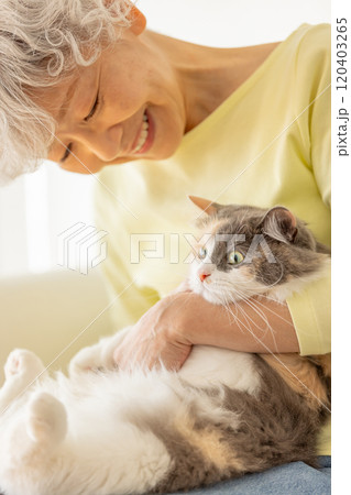 猫を抱っこする日本人シニア女性 120403265
