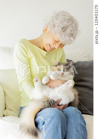 猫を抱っこする日本人シニア女性 120403270