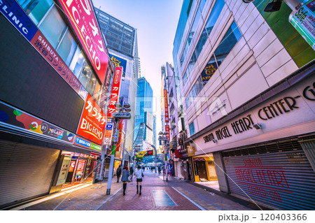 日本の東京都市景観 早朝の渋谷センター街から渋谷スクランブル交差点などを望む=9日、6時30分過ぎ 日本の東京都市景観 早朝の渋谷センター街から渋谷スクランブル交差点などを望む=9日、6時30分過ぎ 120403366
