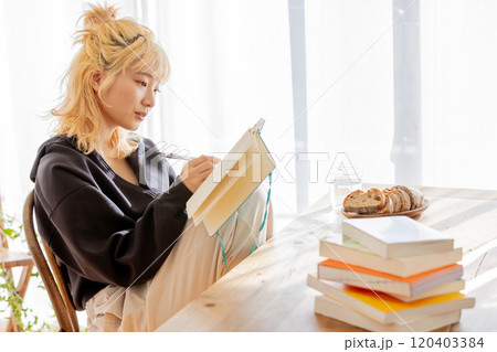 夢に向かい勉強をする金髪の若い女性 120403384