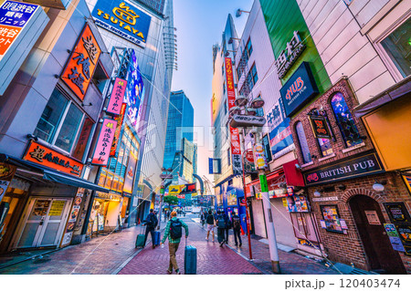 日本の東京都市景観 早朝の渋谷センター街から渋谷スクランブル交差点などを望む＝9日、6時30分過ぎ 120403474