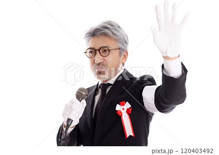 街頭演説するグレイヘアの選挙の立候補者 120403492