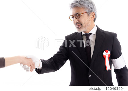 街頭演説するグレイヘアの選挙の立候補者 街頭演説するグレイヘアの選挙の立候補者 120403494