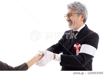 街頭演説するグレイヘアの選挙の立候補者 120403495