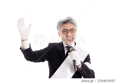 街頭演説するグレイヘアの選挙の立候補者 街頭演説するグレイヘアの選挙の立候補者 120403497