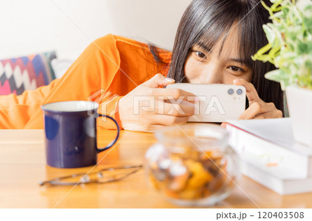 栄え写真を撮る若い女性 120403508