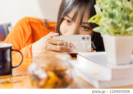 栄え写真を撮る若い女性 栄え写真を撮る若い女性 120403509