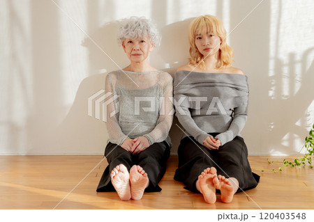 床に座る仲良し親子 床に座る仲良し親子 120403548