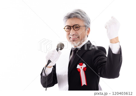 街頭演説するグレイヘアの選挙の立候補者 街頭演説するグレイヘアの選挙の立候補者 120403612