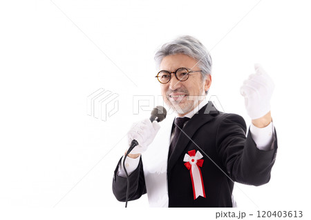 街頭演説するグレイヘアの選挙の立候補者 120403613