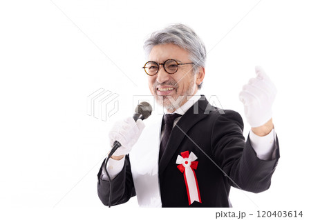 街頭演説するグレイヘアの選挙の立候補者 120403614