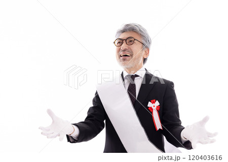 街頭演説するグレイヘアの選挙の立候補者 街頭演説するグレイヘアの選挙の立候補者 120403616