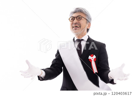 街頭演説するグレイヘアの選挙の立候補者 120403617