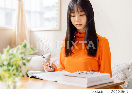 資格取得のために勉強をする若い女性 資格取得のために勉強をする若い女性 120403667
