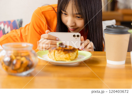 栄え写真を撮る若い女性 栄え写真を撮る若い女性 120403672
