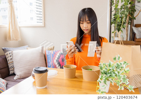 弁当配達・宅配デリバリー ランチタイム 若い女性 弁当配達・宅配デリバリー ランチタイム 若い女性 120403674