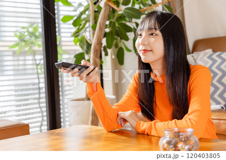 テレビを見る若い女性 テレビ離れ テレビを見る若い女性 テレビ離れ 120403805