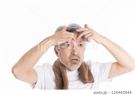 眉毛の手入れをするミドル男性 眉毛の手入れをするミドル男性 120403844