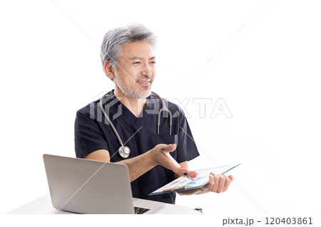 問診をするスクラブを着た医者 問診をするスクラブを着た医者 120403861