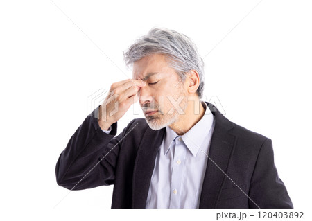 眼精疲労　ネガティブ　グレイヘアの男性 120403892
