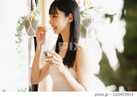 歯を磨くの若い女性　ホワイトニング　身支度 120403914