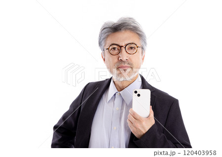 スマートフォンを使うグレイヘアの男性 120403958