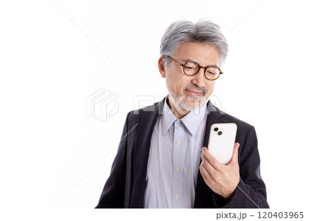 スマートフォンを使うグレイヘアの男性 スマートフォンを使うグレイヘアの男性 120403965
