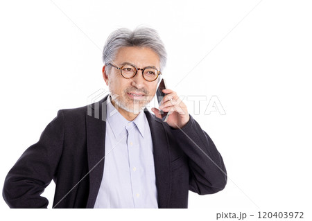 スマートフォンを使うグレイヘアの男性 120403972