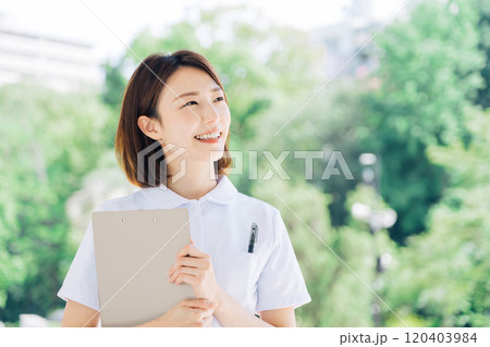 笑顔の看護師 120403984