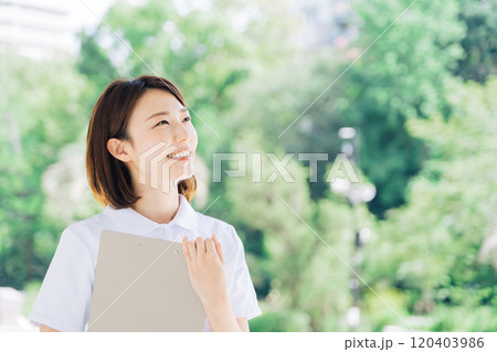 笑顔の看護師 120403986