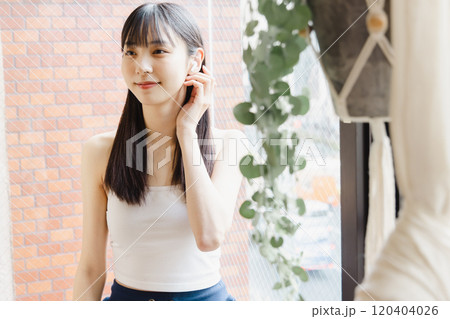 窓辺で音楽を聴く若い女性 窓辺で音楽を聴く若い女性 120404026