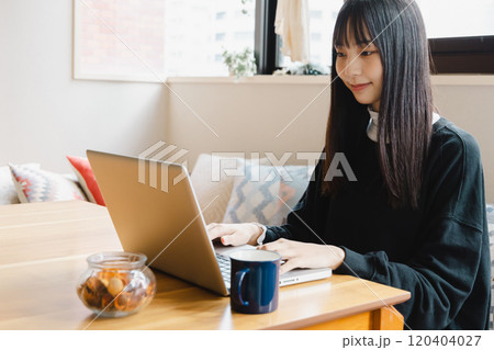 ノートパソコンを使う若い女性 120404027