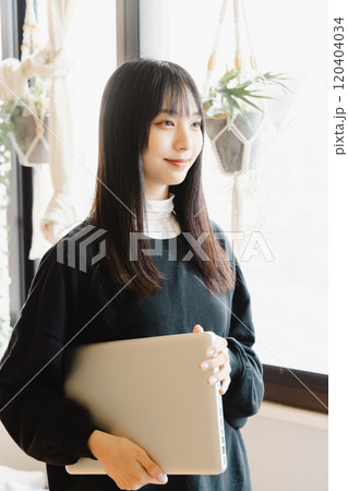ノートパソコンを持つ若い女性 120404034