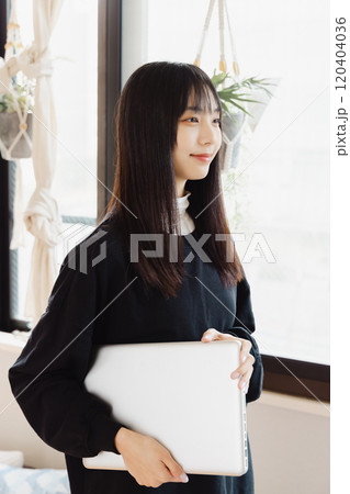 ノートパソコンを持つ若い女性 ノートパソコンを持つ若い女性 120404036