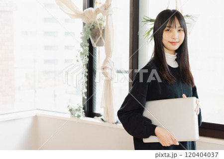 ノートパソコンを持つ若い女性 ノートパソコンを持つ若い女性 120404037