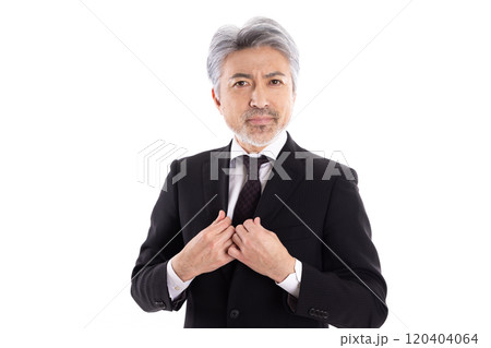 襟を正すグレイヘアのビジネスマン 襟を正すグレイヘアのビジネスマン 120404064