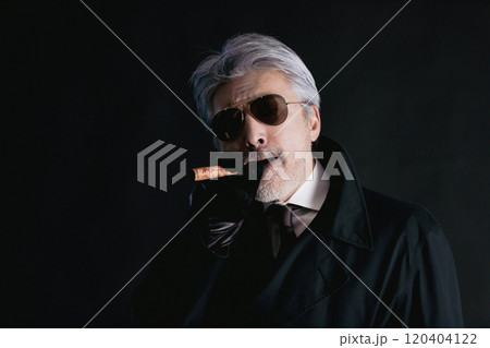 葉巻を吸う刑事 120404122