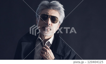 仕事を終えた刑事 120404125