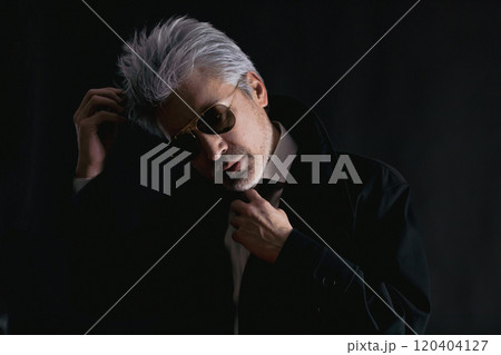 仕事を終えた刑事 仕事を終えた刑事 120404127