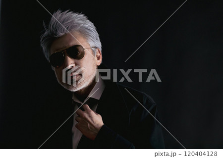 仕事を終えた刑事 120404128